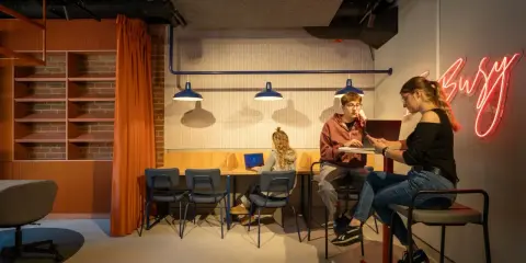 Studenci odbywają praktyki zawodowe w nowoczesnym biurze.