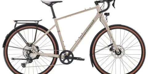 Beiges Diamant Nhomatest Gravelbike mit Gepäckträger und Schutzblechen, bereit für jedes Abenteuer.