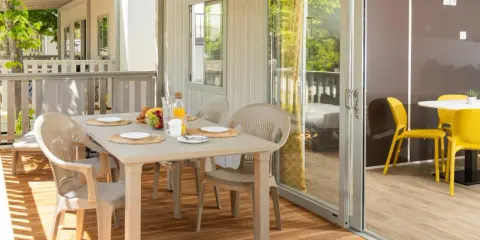 Tavolo apparecchiato su un patio in legno, ideale per chi cerca hotel che accettano cani in Toscana.