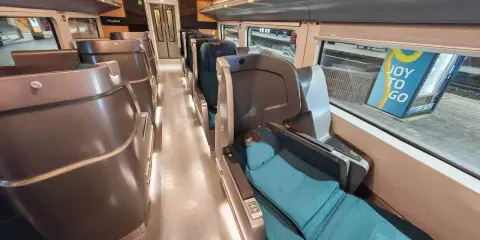 Komfortable Sitze im Zugabteil, bereit für die Reise mit dem Zug nach Oslo.