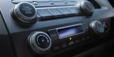 Pokrętła radia samochodowego. Zastanawiasz się, jak nie płacić abonamentu za radio w samochodzie? Wykorzystaj dostępne funkcje!