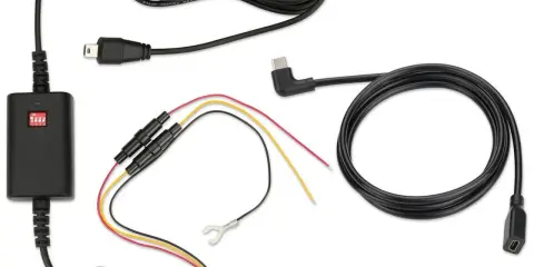 Zestaw kabli do kamery samochodowej. Zastanawiasz się, czy kamera samochodowa może rozładować akumulator? Ten zestaw zawiera moduł zasilania i różne kable.