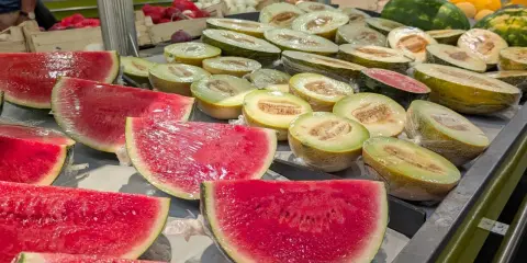 Kawałki arbuza i melonów na sprzedaż. Trudno jednoznacznie stwierdzić, który melon jest najzdrowszy, ale wszystkie są pyszne!