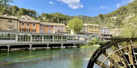 La Fontaine de Vaucluse, avec ses eaux turquoise et ses maisons colorées, évoque le mystère du monde souterrain. Une roue à aubes moussue rappelle l'histoire.