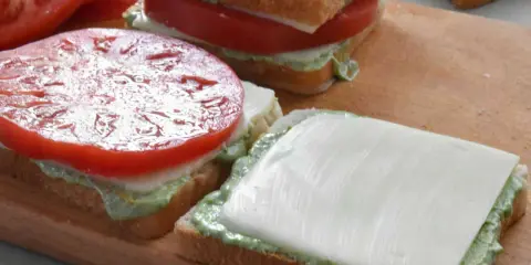 Kanapki z pomidorami i serem, gotowe do zrobienia pysznego panini.