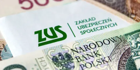 ZUS i polskie banknoty. Dowiedz się, jakie składki obejmuje umowa zlecenie.