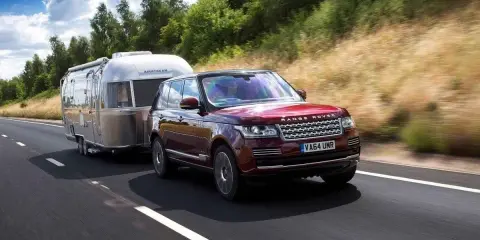 Range Rover rojo arrastra una caravana Airstream. Con el carnet B+E, puedes llevar este tipo de remolque.