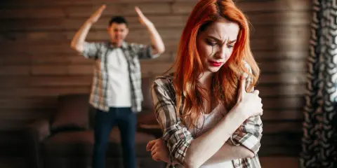 Ukryte objawy znęcania psychicznego: Zdemaskuj i znajdź pomoc