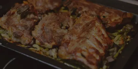Ugnsbakade kotletter med grönsaker. Perfekt kotlett temperatur för en saftig måltid.