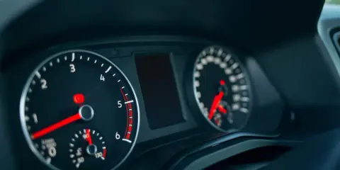 El tacómetro muestra el motor en ralenti coche, con la aguja cerca de 0 RPM. El velocímetro está apagado.