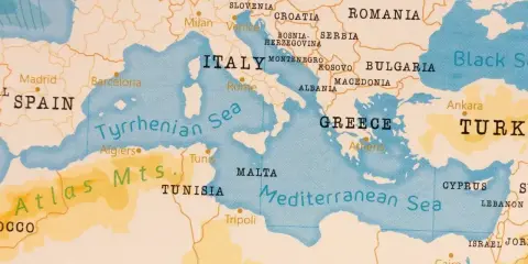 Mapa Europy i Afryki Północnej. Widać Morze Śródziemne, Morze Tyrreńskie, Włochy, Grecję, Tunezję, Algierię. Kreta jakie morze? Morze Śródziemne.
