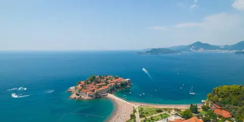 Wyspa Sveti Stefan, perła Czarnogóry, kusi turystów. Idealne miejsce, by zapytać: gdzie do Czarnogóry?