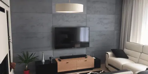 Nowoczesna ściana za telewizorem z betonowej płyty, idealna inspiracja co na sciane za telewizor.