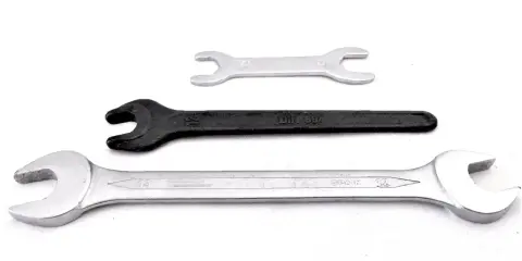 Tres tipos de llaves: una pequeña plateada, una negra y una grande plateada con "SPAIN 12" grabado.