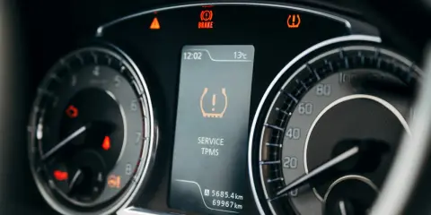 Na desce rozdzielczej świeci się kontrolka cisnienia opon TPMS. Obok widnieje też kontrolka hamulca.