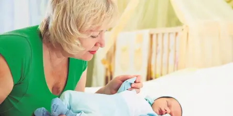 Zatrudnij babcię do opieki nad wnukiem? Zobacz, jak zyskać!