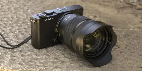 Cámara Lumix S9 negra con lente 28-200mm, lista para capturar momentos.