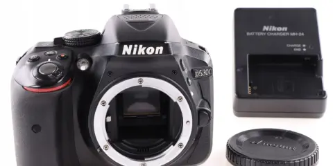 Cyfrowa lustrzanka Nikon D5300 z ładowarką i dekielkiem. Gotowa do uchwycenia Twoich najlepszych wspomnień.