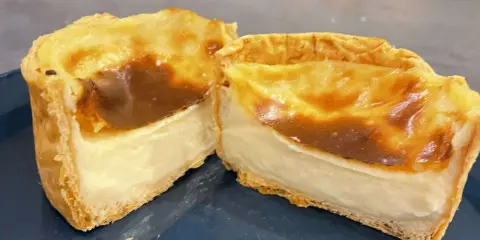 Flan pâtissier coupé en deux, montrant sa texture crémeuse. La cuisson en chaleur tournante ou pas, a donné une belle coloration dorée.