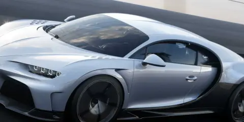 Ein silberner Bugatti Chiron Super Sport rast auf einer Straße.