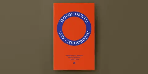 Pomarańczowa okładka książki "Lew i Jednorożec" George'a Orwella, zawierająca jego najlepsze eseje i felietony.
