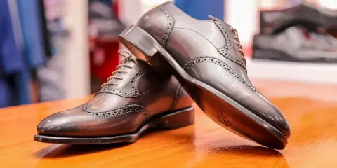 Eleganckie, brązowe półbuty męskie z ażurowymi zdobieniami. Zastanawiasz się, co to zelówka? To podeszwa buta, która zapewnia komfort i trwałość.