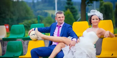 Para młoda na trybunach z piłką, nietypowe wesele.