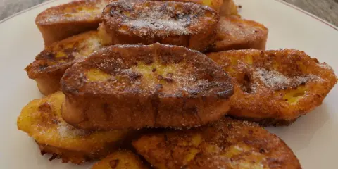 Torrijas de España, doradas y espolvoreadas con azúcar, un dulce tradicional.