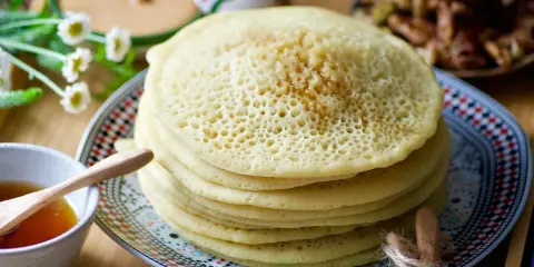 Pile de crêpes mille trou, parfaites pour une recette gourmande. Un délice à déguster avec du miel.