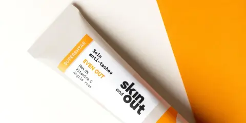 Tube de soin "EVEN OUT" de Skin and Out, contenant de la vitamine C, idéal pour lutter contre l'acné et les taches.