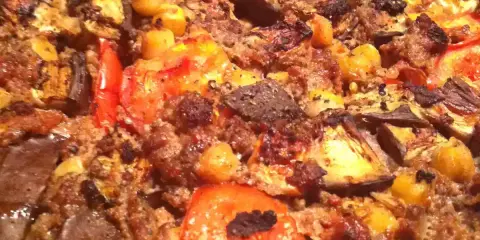 Un plat généreux de moussaka rapide, avec des aubergines grillées, des tomates juteuses et une garniture savoureuse.