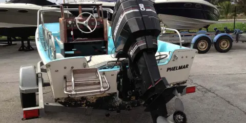 Un bateau sur remorque avec un moteur hors-bord Mercury 90 CV. Ce moteur 4 temps, bien entretenu, promet une longue durée de vie.