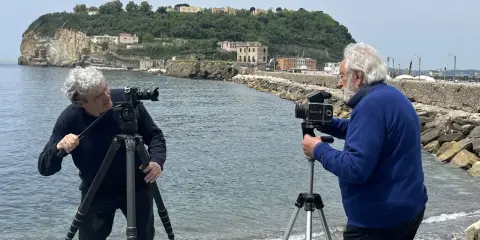 Due fotografi, uno con una Hasselblad, catturano la bellezza del paesaggio. Forse sono il fotografo dei vip in cerca di uno scatto esclusivo.