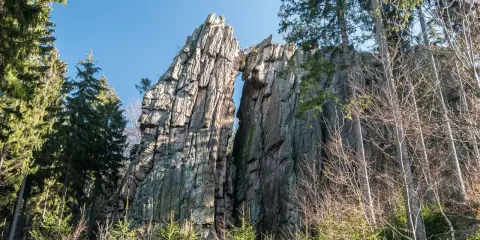 Skalny mostek na Rudawach Janowickich, otoczony drzewami.