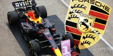 Formel 1 Rennwagen mit Porsche-Logo. Der Wagen trägt die Startnummer 1 und das Porsche-Wappen von Stuttgart.