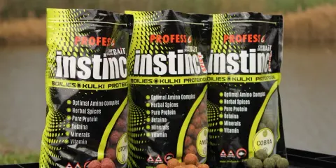 Trzy opakowania "Instinct" - dodatek do zanęty z kulkami proteinowymi, aminokwasami i ziołami.