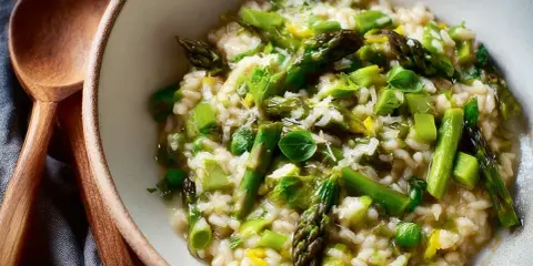 En krämig sparris risotto med gröna ärtor och toppad med parmesan. Perfekt för en lätt lunch eller middag.