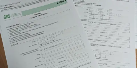 Zasiłek chorobowy po ustaniu zatrudnienia: ZUS zapłaci? Sprawdź warunki.