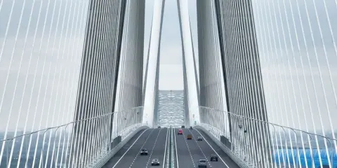 El puente Sutong, con sus imponentes pilares y cables, guía el tráfico a través de un paisaje urbano.