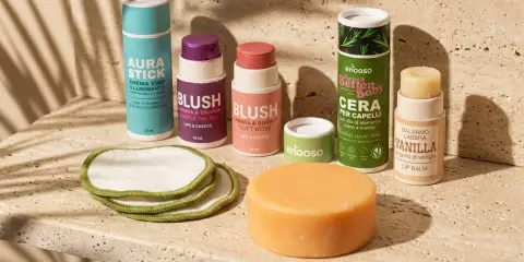 Cosmetici non testati su animali: stick illuminante, blush viola e rosa, cera per capelli, balsamo labbra alla vaniglia e dischetti struccanti.