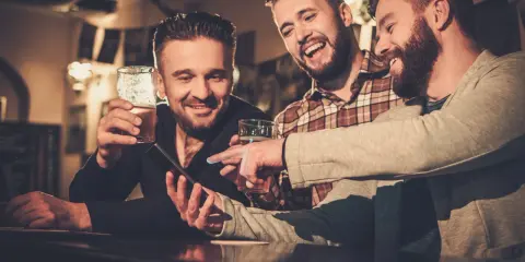 Mężczyzna unika bliskości? Odkryj przyczyny i zbuduj lepszą więź.