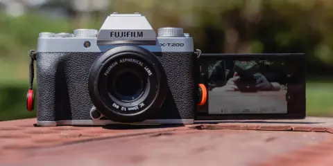 Fujifilm X-T200, una delle migliori mirrorless economiche, con obiettivo 35mm f/2. Schermo LCD inclinabile.