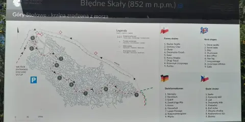 Mapa turystyczna Błędnych Skał w Górach Stołowych. Znajdziesz tu szlaki, punkty widokowe i nazwy formacji skalnych, np. "Skalne Siodło".