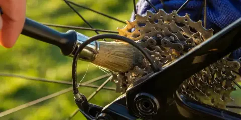 Czyszczenie przerzutek w rowerze to klucz do płynnej jazdy. Pędzel delikatnie usuwa brud z kasetki, przygotowując ją do prawidłowej zmiany biegów.
