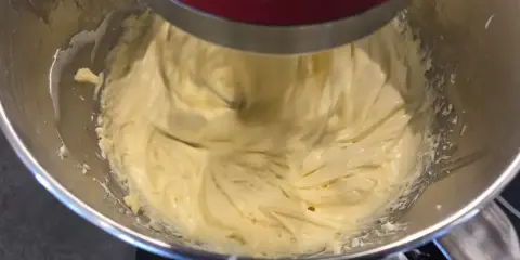 Un robot pâtissier mélange une crème onctueuse, prête à garnir vos desserts.