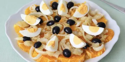 Un refrescante remojón granadino con naranja, bacalao desmigado, huevo duro, cebolla y aceitunas negras.