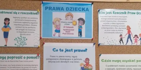 Plakat informuje o prawach dziecka i roli Rzecznika Praw Ucznia. Dzieci mogą zwrócić się o pomoc, gdy ich prawa są łamane.