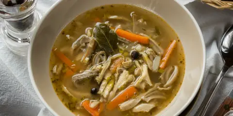 Pyszne flaki Ania gotuje. Aromatyczna zupa z kawałkami marchewki i liściem laurowym.
