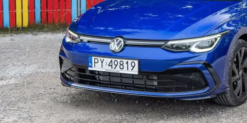 Niebieski Volkswagen z tablicą PY 49819, zapytanie "py co to za rejestracja" może dotyczyć właśnie tego numeru.