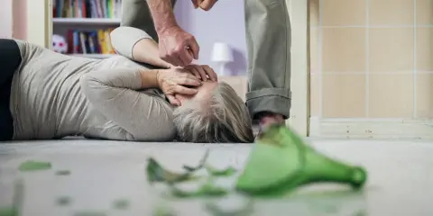 Syndrom Otella: Alkoholizm, urojenia, przemoc. Jak się chronić?